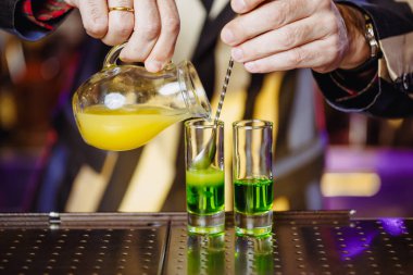 Kokteyl yeşil Meksika hazırlanıyor