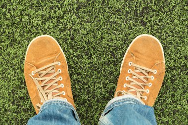 Erkek ayak ayakkabı yeşil çimenlerin üzerinde