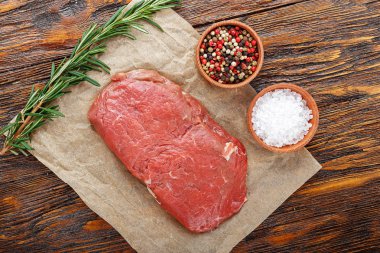 kağıt üzerinde çiğ biftek