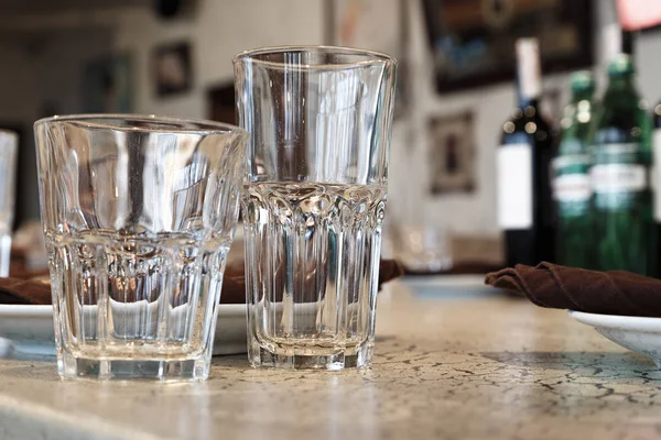 Vasos vacíos en la barra — Foto de Stock