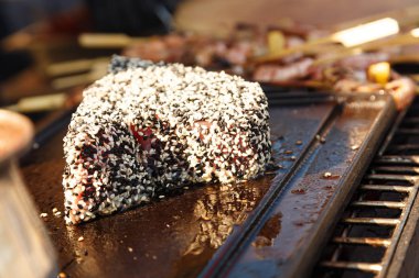 Izgarada pişmiş ton balığı filetosu