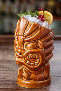 Tiki cam soğuk taze kokteyl