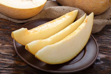 dilimler halinde kesip kavun