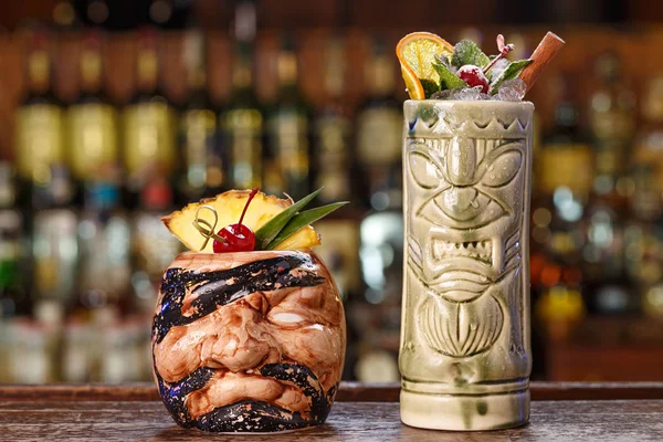 Auswahl tropischer Cocktails im Tiki-Glas — Stockfoto