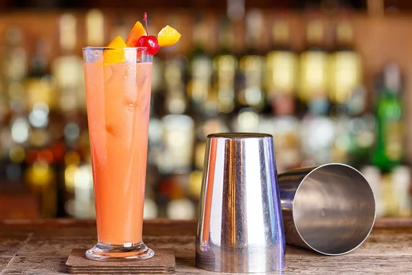 Cocktail e barmen acessórios no bar — Fotografia de Stock