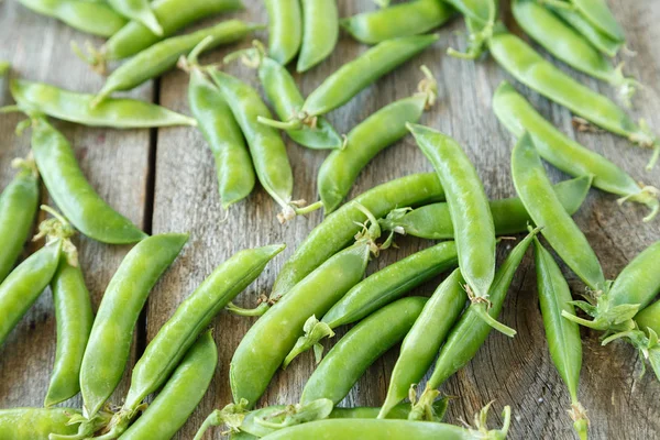 Vainas de guisantes verdes dispersas —  Fotos de Stock