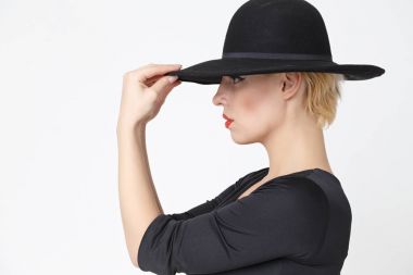 Siyah şapkalı kız