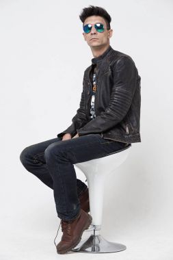 Beyaz bir arka plan üzerinde gözlüklü genç adam