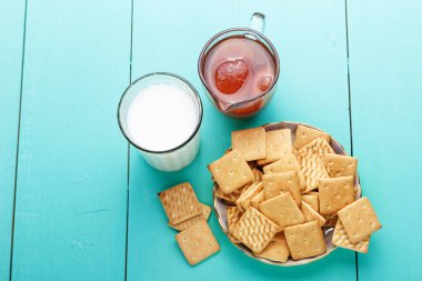 süt ve reçel tatlı kahvaltı kraker