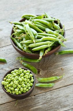 bir tabak yeşil bezelye