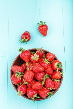 çilek bir kil plaka 