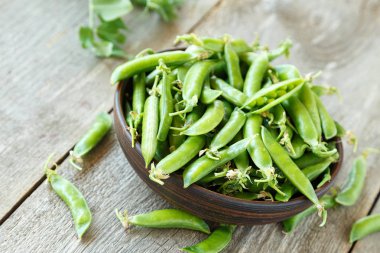 bir tabak yeşil bezelye