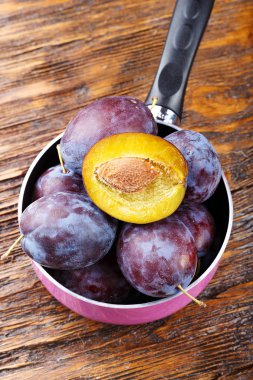 Bir tencerede taze Erik