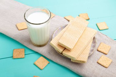 Kırık ve gofret süt ile