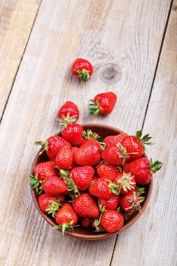 çilek bir kil plaka 