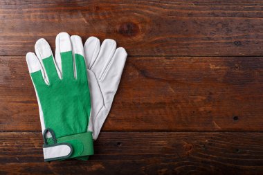 Ahşap arka plan üzerinde inşaat eldiven