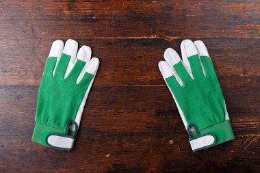 Ahşap arka plan üzerinde inşaat eldiven