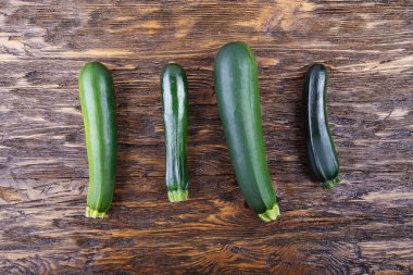 Ahşap arka plan üzerinde kabak