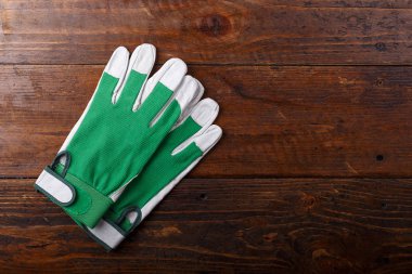 Ahşap arka plan üzerinde inşaat eldiven