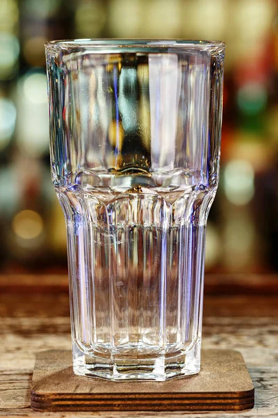 Vaso de bebida vacío en el bar — Foto de Stock