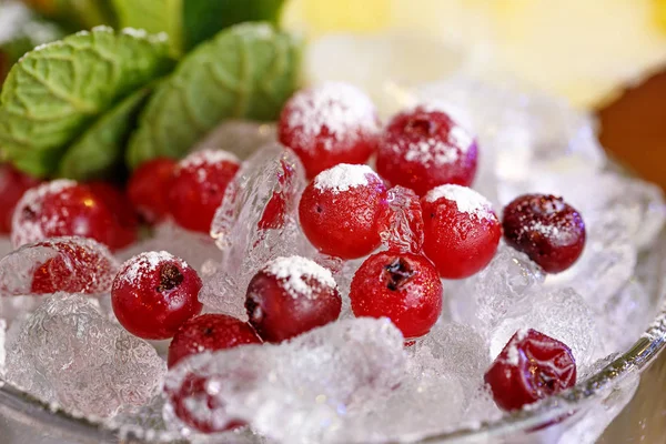 Cranberries cu mentă garnitură de cocktail — Fotografie, imagine de stoc