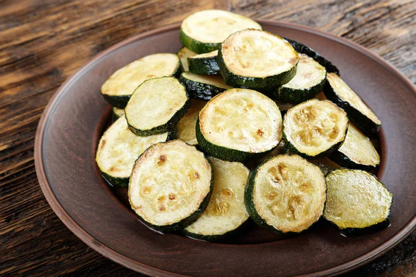 Courgettes frites dans l'assiette — Photo