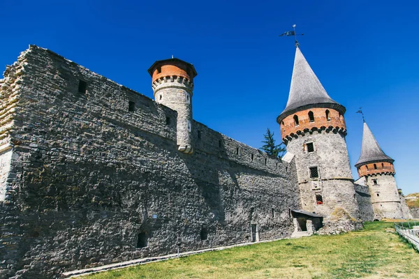 Wall with a fortress tower in Kamenets-Podolsk — Stock Photo, Image