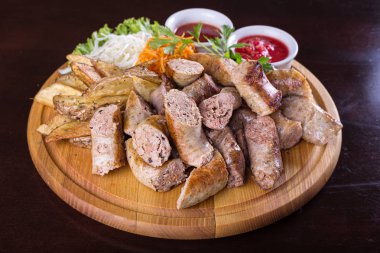 Çeşitli sosis sosu ile