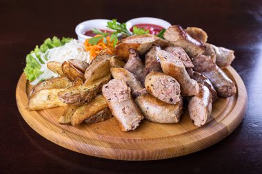 Çeşitli sosis sosu ile