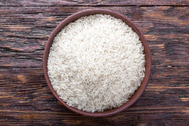 ahşap bir arka plan üzerinde pirinç