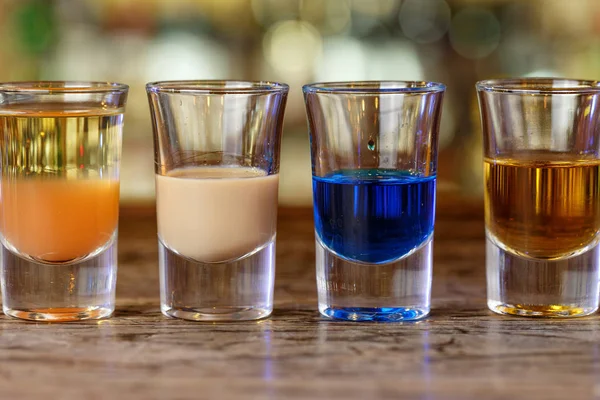 Muchos cócteles de colores en el bar — Foto de Stock