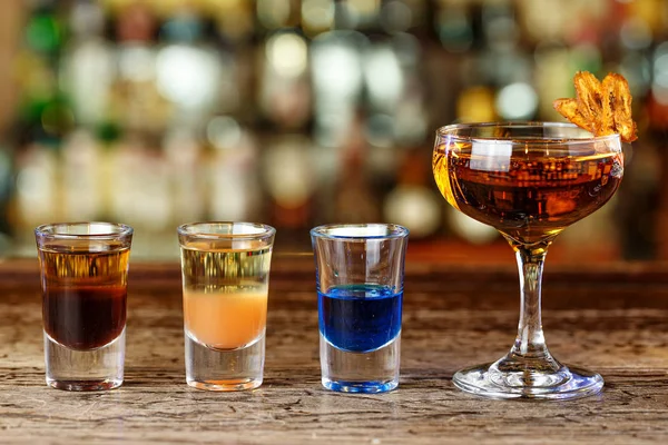 Красочные коктейли в баре — стоковое фото
