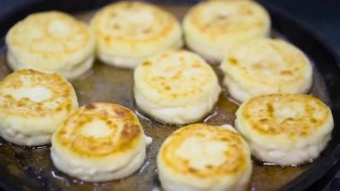 bir tavada kızarmış peynirli kek