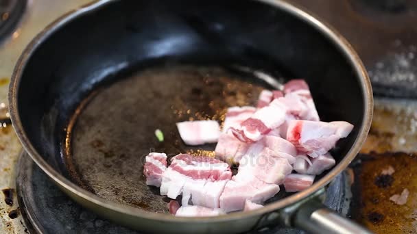 Bacon frita-se em uma panela — Vídeo de Stock