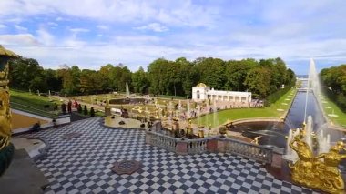 Altın heykel ve Peterhof pınarlarına