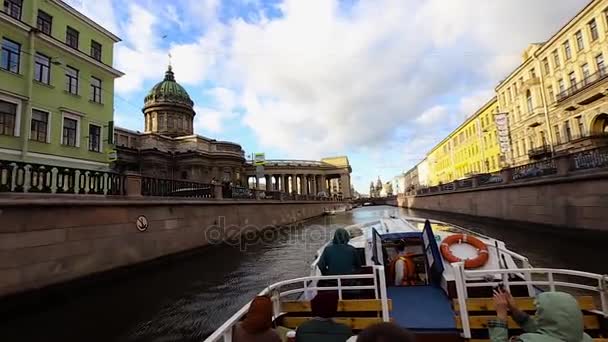 Veduta della Cattedrale di Kazan dalla barca a San Pietroburgo — Video Stock