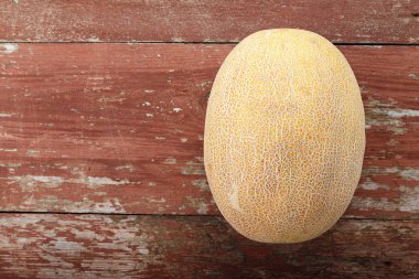 koyu kahverengi tablosundaki Bütün Konfit kavun