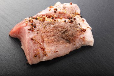 çiğ et baharatlar ile