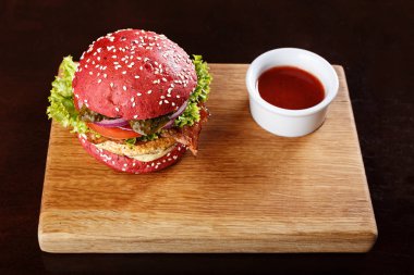 Tahta üzerinde kırmızı burger