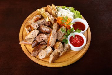 Çeşitli sosis sosu ile