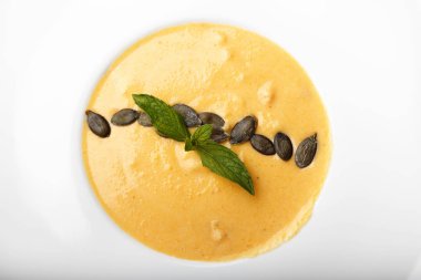 Kabak kremalı çorba, üstten görünüm