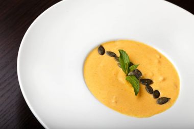 Kabak kremalı çorba, üstten görünüm