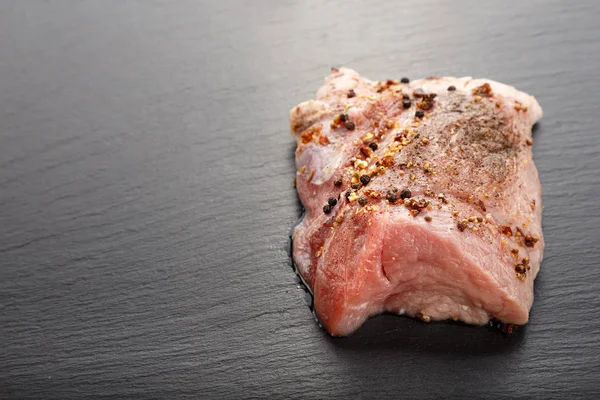 Carne crua com especiarias — Fotografia de Stock