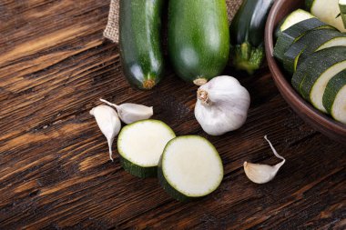 Metin yazabileceğiniz bir ahşap arka plan üzerinde taze kabak