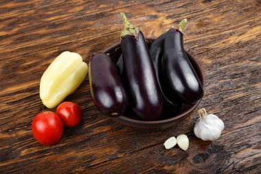 çiğ patlıcan ve domates 