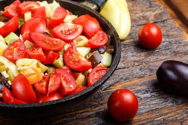 Baharat ve malzemelerin üzerine wo ile tavada doğranmış taze sebze