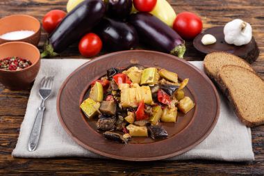 plaka üzerinde demlenmiş patlıcan