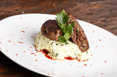 Beşamel sos, patates püresi ile