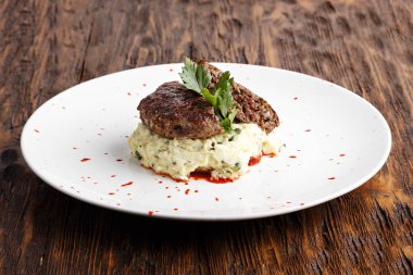 Beşamel sos, patates püresi ile