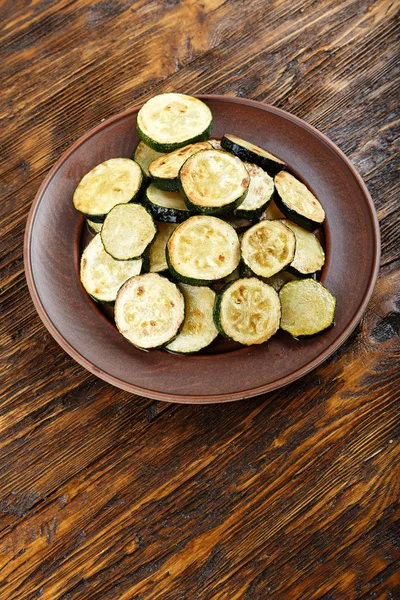 Courgettes frites dans l'assiette — Photo